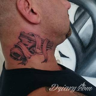 Dziwne, nietypowe, czasami wulgarne, zawsze z konkretnym znaczeniem - tatuaże więzienne to symbolika, ale nie obejmująca tylko przestępców. Kropki, większe grafiki na twarzy, przekazy na plecach - tatuaże więźniów to jeden z szerszych katalogów wzorów. 