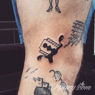 Dziwne, nietypowe, czasami wulgarne, zawsze z konkretnym znaczeniem - tatuaże więzienne to symbolika, ale nie obejmująca tylko przestępców. Kropki, większe grafiki na twarzy, przekazy na plecach - tatuaże więźniów to jeden z szerszych katalogów wzorów. 