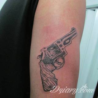 Dziwne, nietypowe, czasami wulgarne, zawsze z konkretnym znaczeniem - tatuaże więzienne to symbolika, ale nie obejmująca tylko przestępców. Kropki, większe grafiki na twarzy, przekazy na plecach - tatuaże więźniów to jeden z szerszych katalogów wzorów. 