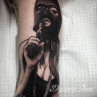 Dziwne, nietypowe, czasami wulgarne, zawsze z konkretnym znaczeniem - tatuaże więzienne to symbolika, ale nie obejmująca tylko przestępców. Kropki, większe grafiki na twarzy, przekazy na plecach - tatuaże więźniów to jeden z szerszych katalogów wzorów. 