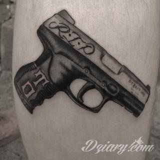 Dziwne, nietypowe, czasami wulgarne, zawsze z konkretnym znaczeniem - tatuaże więzienne to symbolika, ale nie obejmująca tylko przestępców. Kropki, większe grafiki na twarzy, przekazy na plecach - tatuaże więźniów to jeden z szerszych katalogów wzorów. 