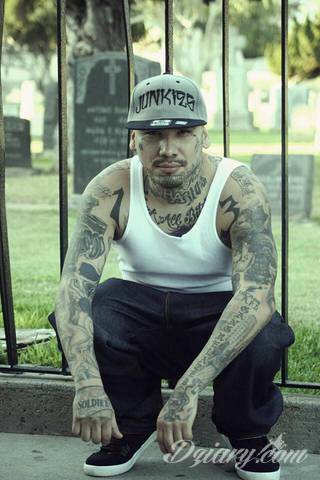 Dziwne, nietypowe, czasami wulgarne, zawsze z konkretnym znaczeniem - tatuaże więzienne to symbolika, ale nie obejmująca tylko przestępców. Kropki, większe grafiki na twarzy, przekazy na plecach - tatuaże więźniów to jeden z szerszych katalogów wzorów. 