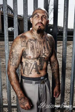 Dziwne, nietypowe, czasami wulgarne, zawsze z konkretnym znaczeniem - tatuaże więzienne to symbolika, ale nie obejmująca tylko przestępców. Kropki, większe grafiki na twarzy, przekazy na plecach - tatuaże więźniów to jeden z szerszych katalogów wzorów. 