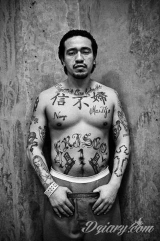 Dziwne, nietypowe, czasami wulgarne, zawsze z konkretnym znaczeniem - tatuaże więzienne to symbolika, ale nie obejmująca tylko przestępców. Kropki, większe grafiki na twarzy, przekazy na plecach - tatuaże więźniów to jeden z szerszych katalogów wzorów. 