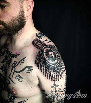 Dziwne, nietypowe, czasami wulgarne, zawsze z konkretnym znaczeniem - tatuaże więzienne to symbolika, ale nie obejmująca tylko przestępców. Kropki, większe grafiki na twarzy, przekazy na plecach - tatuaże więźniów to jeden z szerszych katalogów wzorów. 