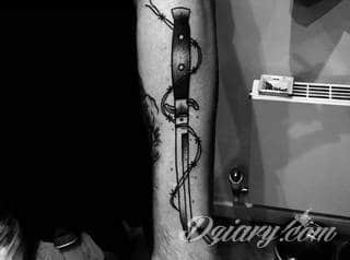 Dziwne, nietypowe, czasami wulgarne, zawsze z konkretnym znaczeniem - tatuaże więzienne to symbolika, ale nie obejmująca tylko przestępców. Kropki, większe grafiki na twarzy, przekazy na plecach - tatuaże więźniów to jeden z szerszych katalogów wzorów. 