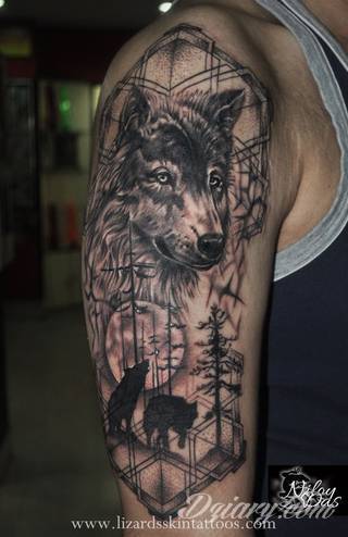 Wilk na tatuażu kojarzy się z niebezpieczeństwem. Starannie nakreślony pysk drapieżników, na ciele staje się konkretnym symbolem. Duże możliwości daje zastosowanie wilczych tatuaży na różnych fragmentach ciała. 