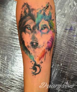Wilk na tatuażu kojarzy się z niebezpieczeństwem. Starannie nakreślony pysk drapieżników, na ciele staje się konkretnym symbolem. Duże możliwości daje zastosowanie wilczych tatuaży na różnych fragmentach ciała. 
