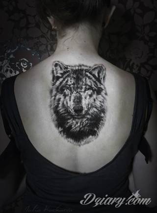 Wilk na tatuażu kojarzy się z niebezpieczeństwem. Starannie nakreślony pysk drapieżników, na ciele staje się konkretnym symbolem. Duże możliwości daje zastosowanie wilczych tatuaży na różnych fragmentach ciała. 