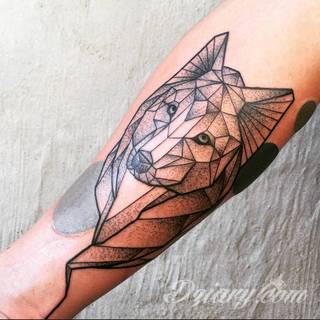 Wilk na tatuażu kojarzy się z niebezpieczeństwem. Starannie nakreślony pysk drapieżników, na ciele staje się konkretnym symbolem. Duże możliwości daje zastosowanie wilczych tatuaży na różnych fragmentach ciała. 