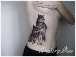 Wilk na tatuażu kojarzy się z niebezpieczeństwem. Starannie nakreślony pysk drapieżników, na ciele staje się konkretnym symbolem. Duże możliwości daje zastosowanie wilczych tatuaży na różnych fragmentach ciała. 