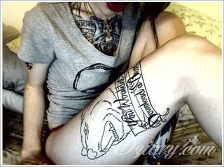 Wilk na tatuażu kojarzy się z niebezpieczeństwem. Starannie nakreślony pysk drapieżników, na ciele staje się konkretnym symbolem. Duże możliwości daje zastosowanie wilczych tatuaży na różnych fragmentach ciała. 