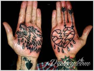 Wilk na tatuażu kojarzy się z niebezpieczeństwem. Starannie nakreślony pysk drapieżników, na ciele staje się konkretnym symbolem. Duże możliwości daje zastosowanie wilczych tatuaży na różnych fragmentach ciała. 