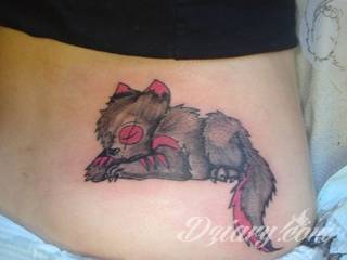 Wilk na tatuażu kojarzy się z niebezpieczeństwem. Starannie nakreślony pysk drapieżników, na ciele staje się konkretnym symbolem. Duże możliwości daje zastosowanie wilczych tatuaży na różnych fragmentach ciała. 