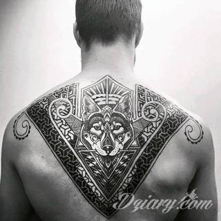 Wilk na tatuażu kojarzy się z niebezpieczeństwem. Starannie nakreślony pysk drapieżników, na ciele staje się konkretnym symbolem. Duże możliwości daje zastosowanie wilczych tatuaży na różnych fragmentach ciała. 