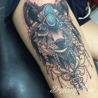 Wilk na tatuażu kojarzy się z niebezpieczeństwem. Starannie nakreślony pysk drapieżników, na ciele staje się konkretnym symbolem. Duże możliwości daje zastosowanie wilczych tatuaży na różnych fragmentach ciała. 