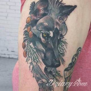 Wilk na tatuażu kojarzy się z niebezpieczeństwem. Starannie nakreślony pysk drapieżników, na ciele staje się konkretnym symbolem. Duże możliwości daje zastosowanie wilczych tatuaży na różnych fragmentach ciała. 