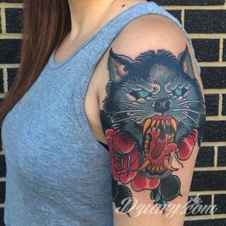 Wilk na tatuażu kojarzy się z niebezpieczeństwem. Starannie nakreślony pysk drapieżników, na ciele staje się konkretnym symbolem. Duże możliwości daje zastosowanie wilczych tatuaży na różnych fragmentach ciała. 