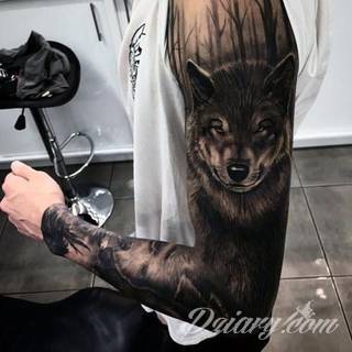 Wilk na tatuażu kojarzy się z niebezpieczeństwem. Starannie nakreślony pysk drapieżników, na ciele staje się konkretnym symbolem. Duże możliwości daje zastosowanie wilczych tatuaży na różnych fragmentach ciała. 