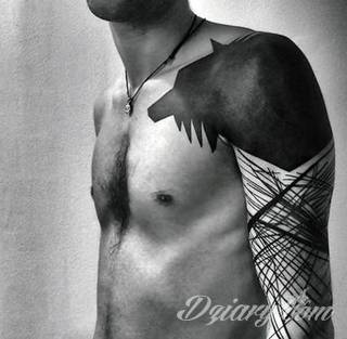 Wilk na tatuażu kojarzy się z niebezpieczeństwem. Starannie nakreślony pysk drapieżników, na ciele staje się konkretnym symbolem. Duże możliwości daje zastosowanie wilczych tatuaży na różnych fragmentach ciała. 