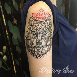 Wilk na tatuażu kojarzy się z niebezpieczeństwem. Starannie nakreślony pysk drapieżników, na ciele staje się konkretnym symbolem. Duże możliwości daje zastosowanie wilczych tatuaży na różnych fragmentach ciała. 