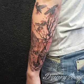 Wilk na tatuażu kojarzy się z niebezpieczeństwem. Starannie nakreślony pysk drapieżników, na ciele staje się konkretnym symbolem. Duże możliwości daje zastosowanie wilczych tatuaży na różnych fragmentach ciała. 