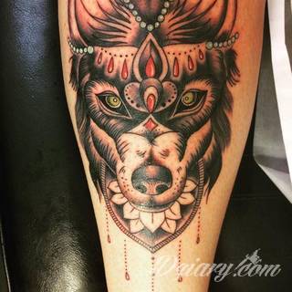 Wilk na tatuażu kojarzy się z niebezpieczeństwem. Starannie nakreślony pysk drapieżników, na ciele staje się konkretnym symbolem. Duże możliwości daje zastosowanie wilczych tatuaży na różnych fragmentach ciała. 