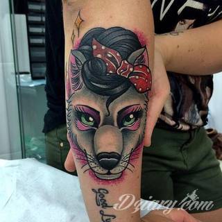 Wilk na tatuażu kojarzy się z niebezpieczeństwem. Starannie nakreślony pysk drapieżników, na ciele staje się konkretnym symbolem. Duże możliwości daje zastosowanie wilczych tatuaży na różnych fragmentach ciała. 