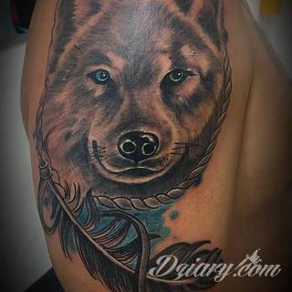Wilk na tatuażu kojarzy się z niebezpieczeństwem. Starannie nakreślony pysk drapieżników, na ciele staje się konkretnym symbolem. Duże możliwości daje zastosowanie wilczych tatuaży na różnych fragmentach ciała. 