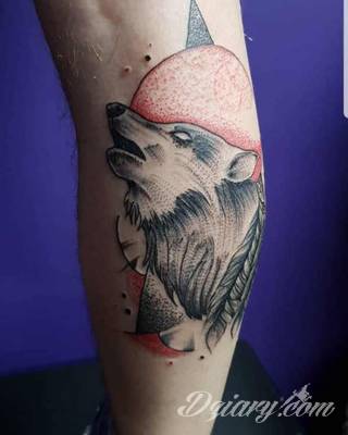 Wilk na tatuażu kojarzy się z niebezpieczeństwem. Starannie nakreślony pysk drapieżników, na ciele staje się konkretnym symbolem. Duże możliwości daje zastosowanie wilczych tatuaży na różnych fragmentach ciała. 