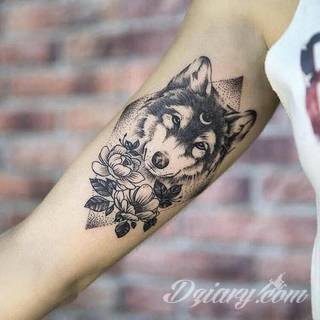 Wilk na tatuażu kojarzy się z niebezpieczeństwem. Starannie nakreślony pysk drapieżników, na ciele staje się konkretnym symbolem. Duże możliwości daje zastosowanie wilczych tatuaży na różnych fragmentach ciała. 