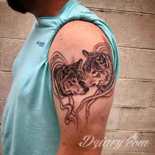 Wilk na tatuażu kojarzy się z niebezpieczeństwem. Starannie nakreślony pysk drapieżników, na ciele staje się konkretnym symbolem. Duże możliwości daje zastosowanie wilczych tatuaży na różnych fragmentach ciała. 