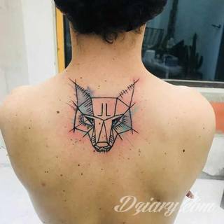 Wilk na tatuażu kojarzy się z niebezpieczeństwem. Starannie nakreślony pysk drapieżników, na ciele staje się konkretnym symbolem. Duże możliwości daje zastosowanie wilczych tatuaży na różnych fragmentach ciała. 