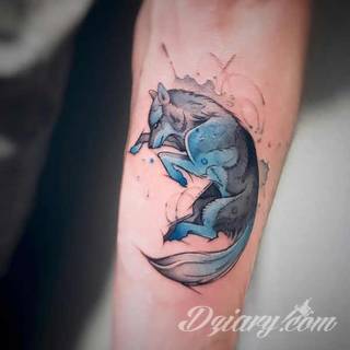 Wilk na tatuażu kojarzy się z niebezpieczeństwem. Starannie nakreślony pysk drapieżników, na ciele staje się konkretnym symbolem. Duże możliwości daje zastosowanie wilczych tatuaży na różnych fragmentach ciała. 