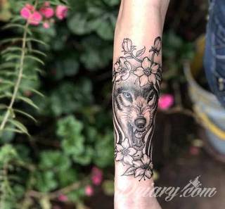 Wilk na tatuażu kojarzy się z niebezpieczeństwem. Starannie nakreślony pysk drapieżników, na ciele staje się konkretnym symbolem. Duże możliwości daje zastosowanie wilczych tatuaży na różnych fragmentach ciała. 