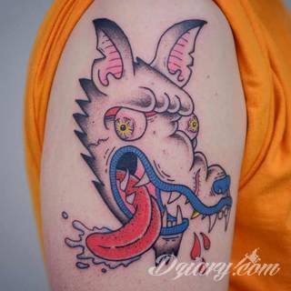 Wilk na tatuażu kojarzy się z niebezpieczeństwem. Starannie nakreślony pysk drapieżników, na ciele staje się konkretnym symbolem. Duże możliwości daje zastosowanie wilczych tatuaży na różnych fragmentach ciała. 