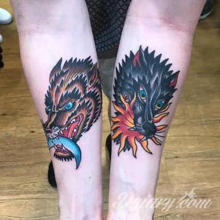 Wilk na tatuażu kojarzy się z niebezpieczeństwem. Starannie nakreślony pysk drapieżników, na ciele staje się konkretnym symbolem. Duże możliwości daje zastosowanie wilczych tatuaży na różnych fragmentach ciała. 