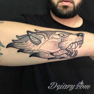 Wilk na tatuażu kojarzy się z niebezpieczeństwem. Starannie nakreślony pysk drapieżników, na ciele staje się konkretnym symbolem. Duże możliwości daje zastosowanie wilczych tatuaży na różnych fragmentach ciała. 