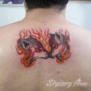 Wilk na tatuażu kojarzy się z niebezpieczeństwem. Starannie nakreślony pysk drapieżników, na ciele staje się konkretnym symbolem. Duże możliwości daje zastosowanie wilczych tatuaży na różnych fragmentach ciała. 