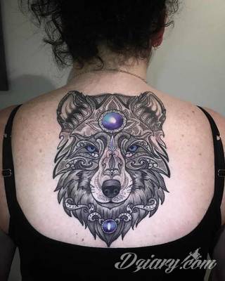 Wilk na tatuażu kojarzy się z niebezpieczeństwem. Starannie nakreślony pysk drapieżników, na ciele staje się konkretnym symbolem. Duże możliwości daje zastosowanie wilczych tatuaży na różnych fragmentach ciała. 