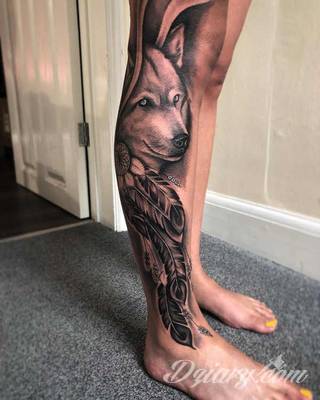 Wilk na tatuażu kojarzy się z niebezpieczeństwem. Starannie nakreślony pysk drapieżników, na ciele staje się konkretnym symbolem. Duże możliwości daje zastosowanie wilczych tatuaży na różnych fragmentach ciała. 