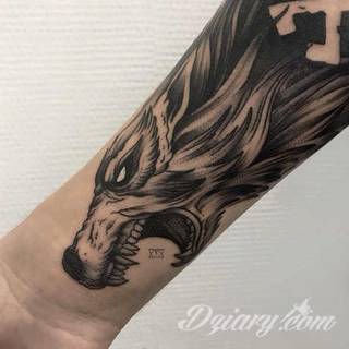 Wilk na tatuażu kojarzy się z niebezpieczeństwem. Starannie nakreślony pysk drapieżników, na ciele staje się konkretnym symbolem. Duże możliwości daje zastosowanie wilczych tatuaży na różnych fragmentach ciała. 