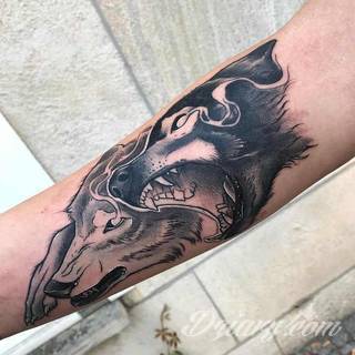Wilk na tatuażu kojarzy się z niebezpieczeństwem. Starannie nakreślony pysk drapieżników, na ciele staje się konkretnym symbolem. Duże możliwości daje zastosowanie wilczych tatuaży na różnych fragmentach ciała. 