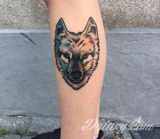 Wilk na tatuażu kojarzy się z niebezpieczeństwem. Starannie nakreślony pysk drapieżników, na ciele staje się konkretnym symbolem. Duże możliwości daje zastosowanie wilczych tatuaży na różnych fragmentach ciała. 