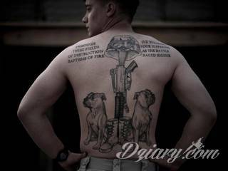 Charakterystyczne tatuaże wojskowe to grafiki żołnierskie podkreślające twardość i nieustępliwość. Czaszka w berecie konkretnego batalionu, oddział paradujący z flagą, bohater wojenny - mnogość grafik robi pod tym względem ogromne wrażenie. 