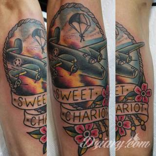 Charakterystyczne tatuaże wojskowe to grafiki żołnierskie podkreślające twardość i nieustępliwość. Czaszka w berecie konkretnego batalionu, oddział paradujący z flagą, bohater wojenny - mnogość grafik robi pod tym względem ogromne wrażenie. 