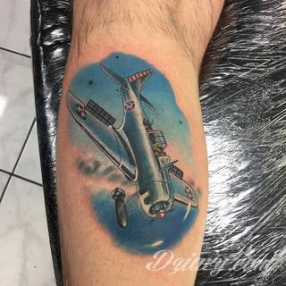 Charakterystyczne tatuaże wojskowe to grafiki żołnierskie podkreślające twardość i nieustępliwość. Czaszka w berecie konkretnego batalionu, oddział paradujący z flagą, bohater wojenny - mnogość grafik robi pod tym względem ogromne wrażenie. 