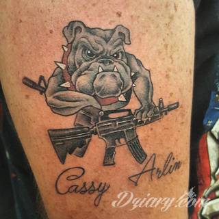 Charakterystyczne tatuaże wojskowe to grafiki żołnierskie podkreślające twardość i nieustępliwość. Czaszka w berecie konkretnego batalionu, oddział paradujący z flagą, bohater wojenny - mnogość grafik robi pod tym względem ogromne wrażenie. 