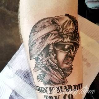 Charakterystyczne tatuaże wojskowe to grafiki żołnierskie podkreślające twardość i nieustępliwość. Czaszka w berecie konkretnego batalionu, oddział paradujący z flagą, bohater wojenny - mnogość grafik robi pod tym względem ogromne wrażenie. 