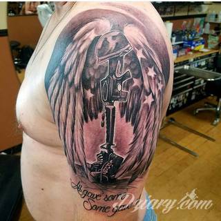 Charakterystyczne tatuaże wojskowe to grafiki żołnierskie podkreślające twardość i nieustępliwość. Czaszka w berecie konkretnego batalionu, oddział paradujący z flagą, bohater wojenny - mnogość grafik robi pod tym względem ogromne wrażenie. 